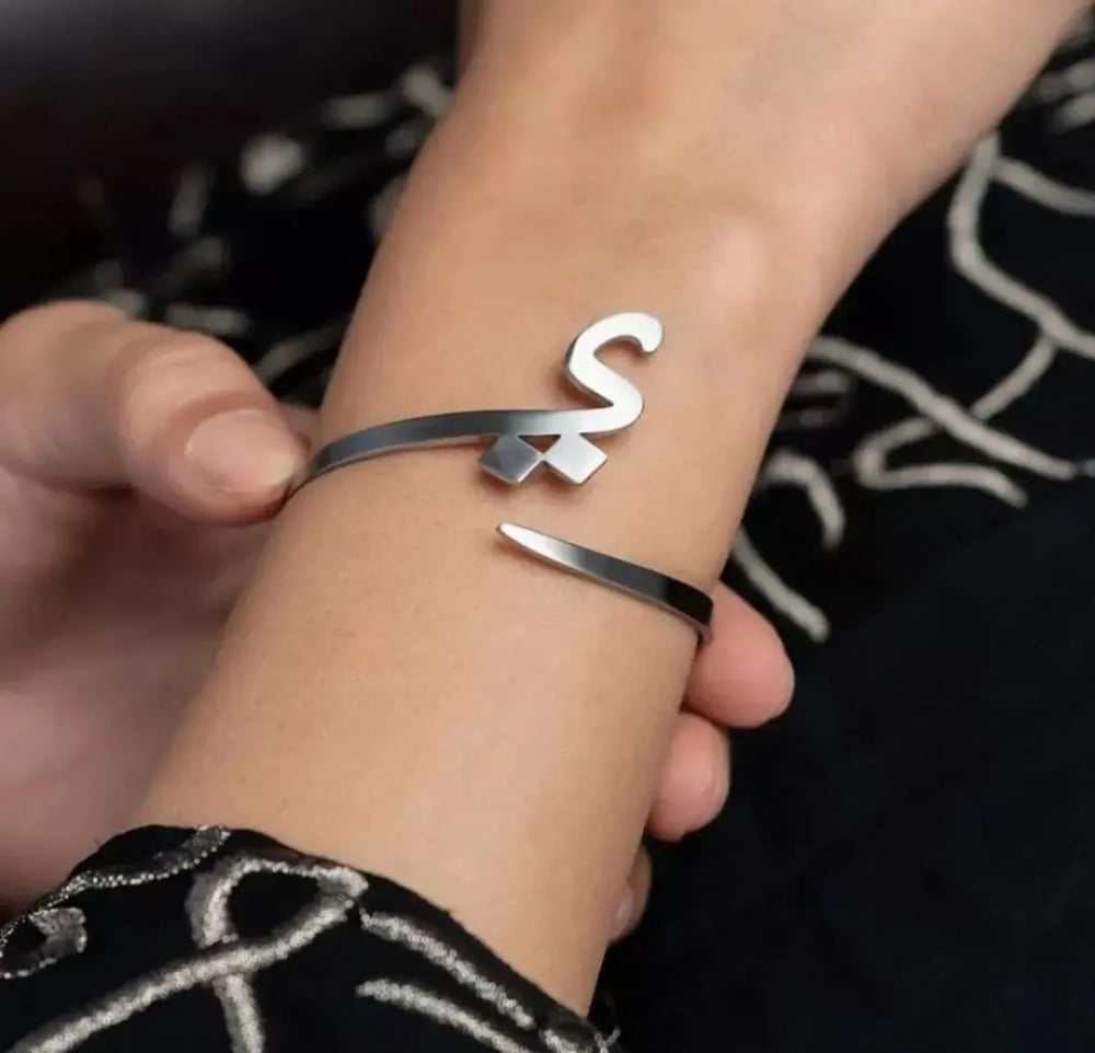 اسواره بألاسم تحمل اسمك