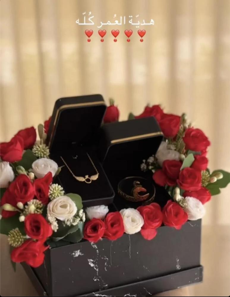 طقم مجوهرات من ثلاث قطع بتنسيق فاخر للإهداء