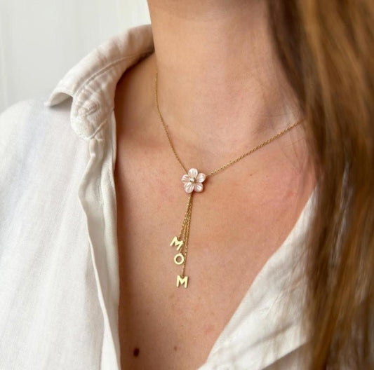 قلادة بحروف مع الورده