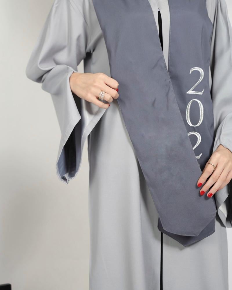 عبايه تخرج رمادي 2026